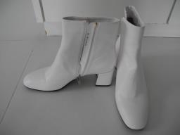 White Boots pedder Red image 4