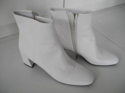 White Boots pedder Red image 7