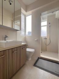 Kin On House image 5