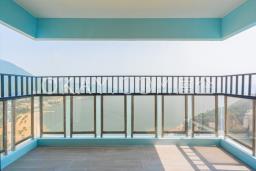 Repulse Bay Apartments image 2