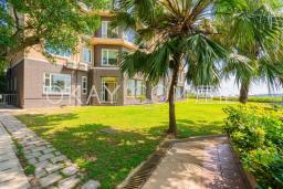 La Hacienda Apartments image 3