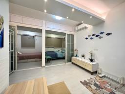 23  Hennessy Road image 1