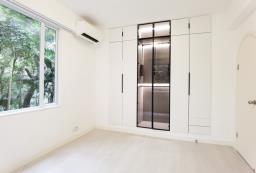Balcony to Outdoor Space image 3