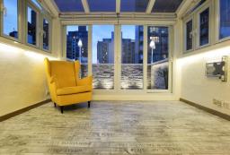 Rare two balconies apartment image 2