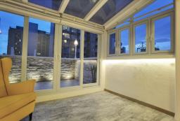 Rare two balconies apartment image 5