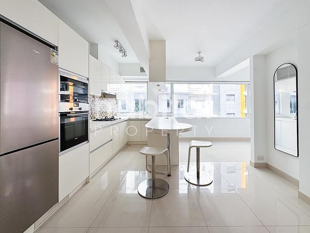 Lovely Two Bedroom Flat in Great Location