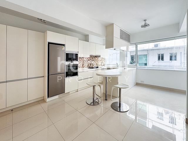Lovely Two Bedroom Flat in Great Location