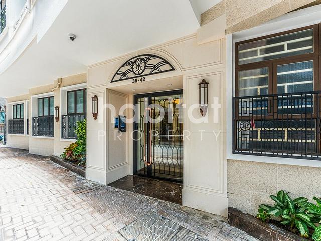 Spacious Three Bedroom Apartment in Sai Ying Pun
