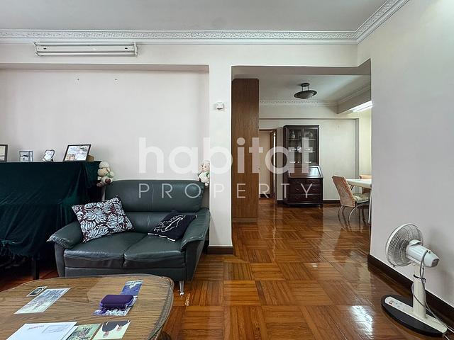 Spacious Three Bedroom Apartment in Sai Ying Pun