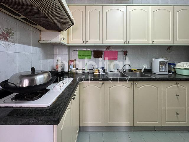 Spacious Three Bedroom Apartment in Sai Ying Pun