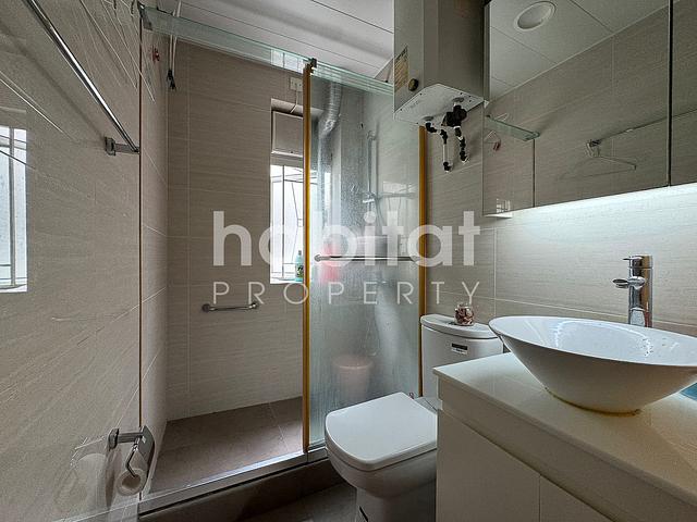 Spacious Three Bedroom Apartment in Sai Ying Pun