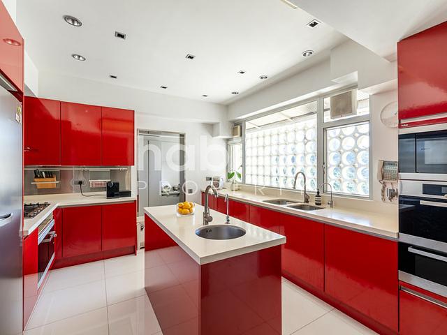 Spacious Apartment in Tai Hang