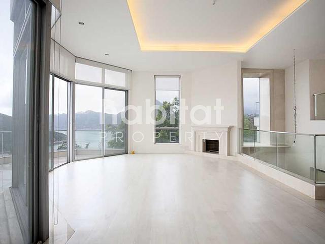 Spacious Family Home Overlooking Deep Water Bay
