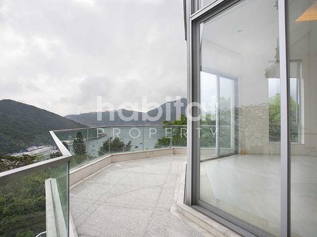 Spacious Family Home Overlooking Deep Water Bay