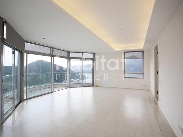 Spacious Family Home Overlooking Deep Water Bay