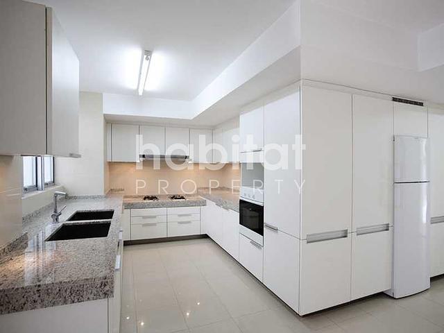 Spacious Family Home Overlooking Deep Water Bay
