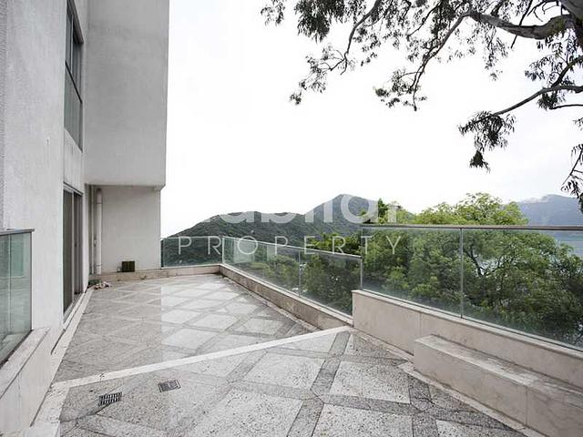 Spacious Family Home Overlooking Deep Water Bay