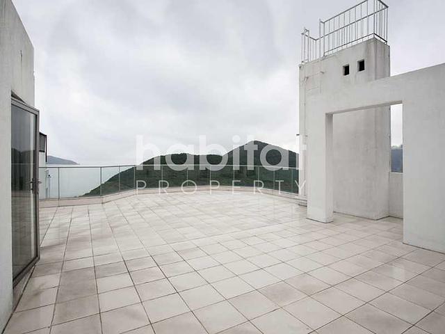 Spacious Family Home Overlooking Deep Water Bay