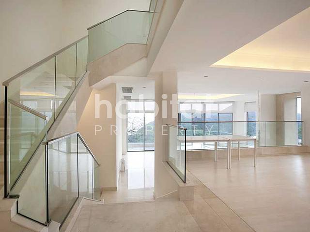 Spacious Family Home Overlooking Deep Water Bay