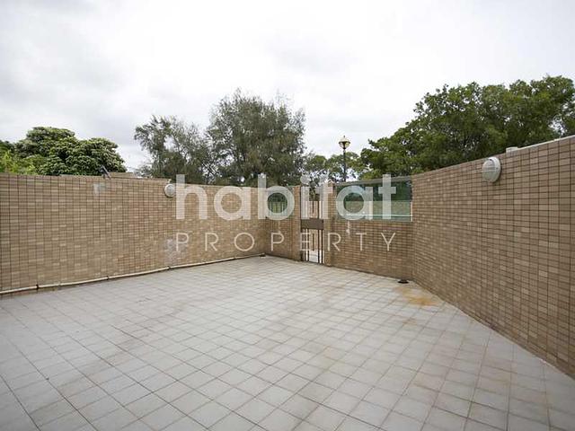 Townhouse In Sought After Complex