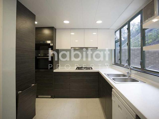 Townhouse In Sought After Complex