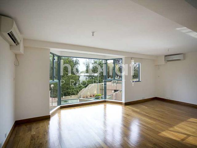 Townhouse In Sought After Complex