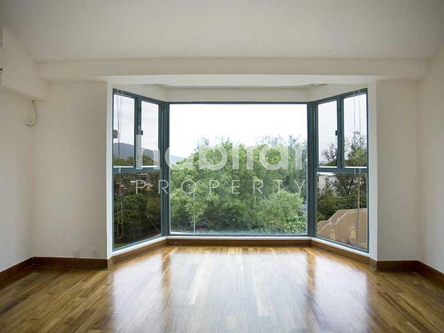 Townhouse In Sought After Complex