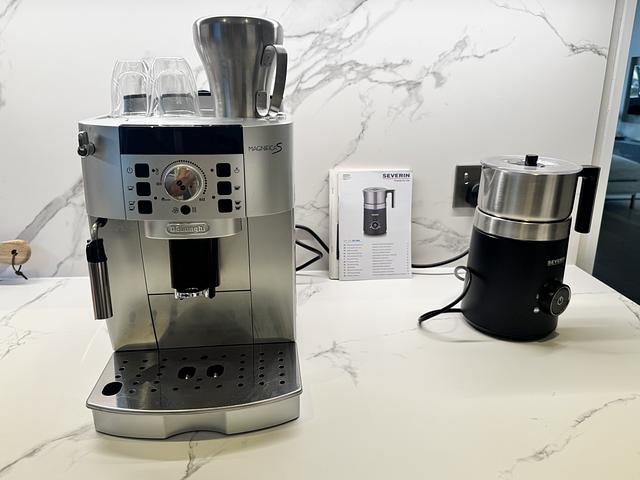 Delonghi Coffee Machine & Severin Milk Frother