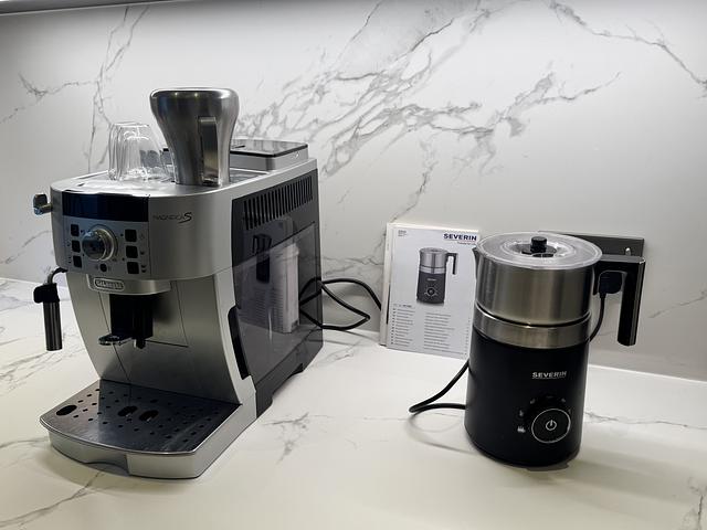 Delonghi Coffee Machine & Severin Milk Frother