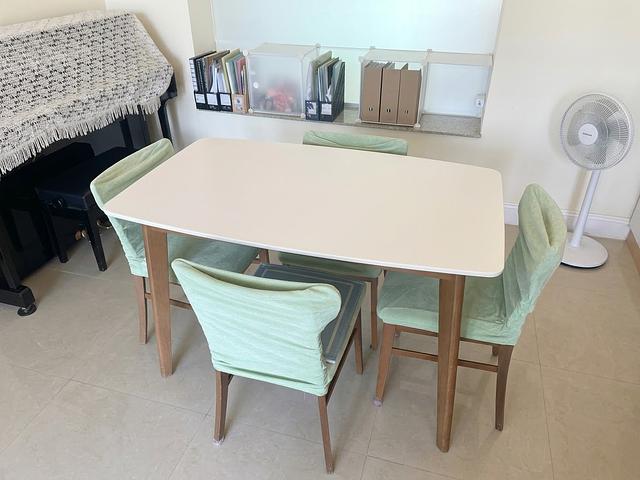 4-8Person Extendable Solid Wood Dining Table & 4 