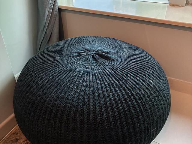 Round pouffe and beanbag 