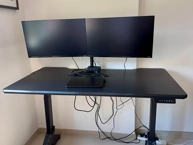 Height Adjustable Standing/ Sitting Desk