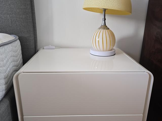 A set of 2 Bedside Drawers