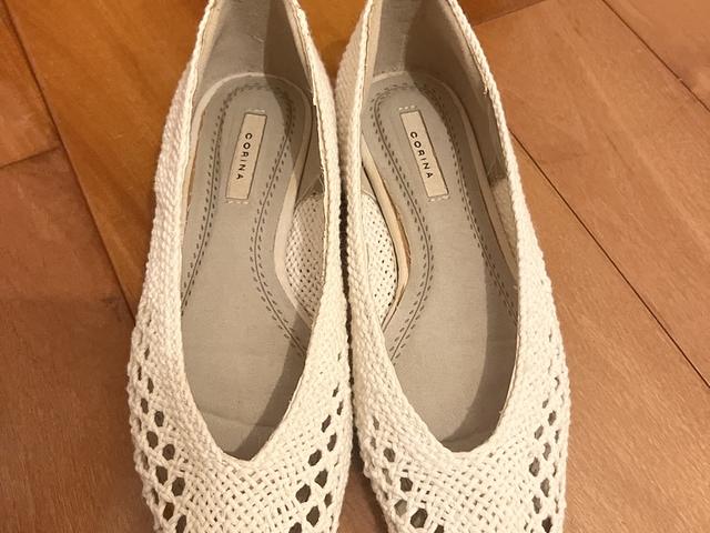 Brand NEW! White Flat shoes 