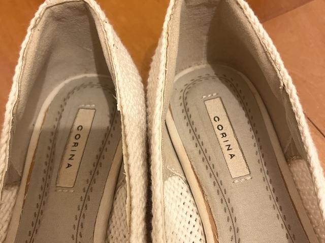 Brand NEW! White Flat shoes 