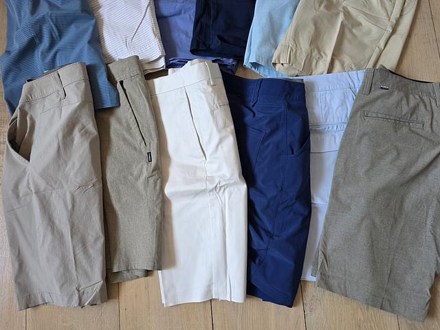 Mens assorted shorts sized 33/34