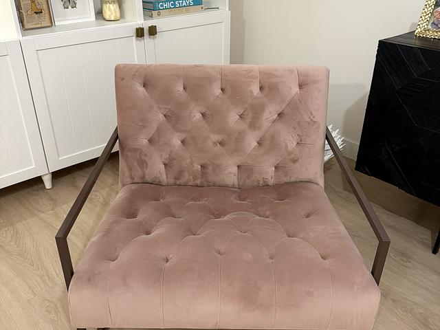 Pink velvet tufted chair 