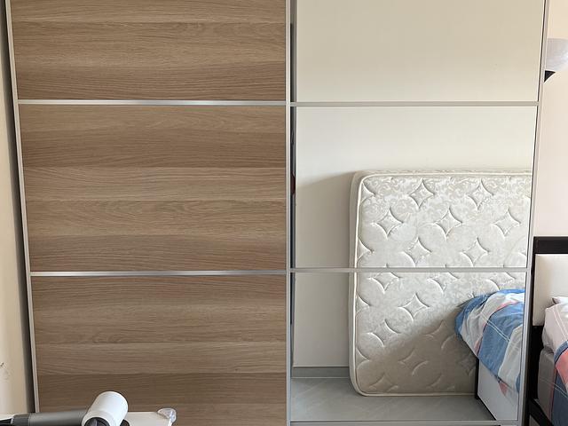 Sliding door wardrobe with wood grain, full mirror