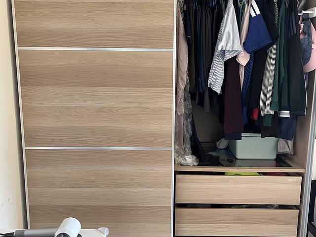 Sliding door wardrobe with wood grain, full mirror