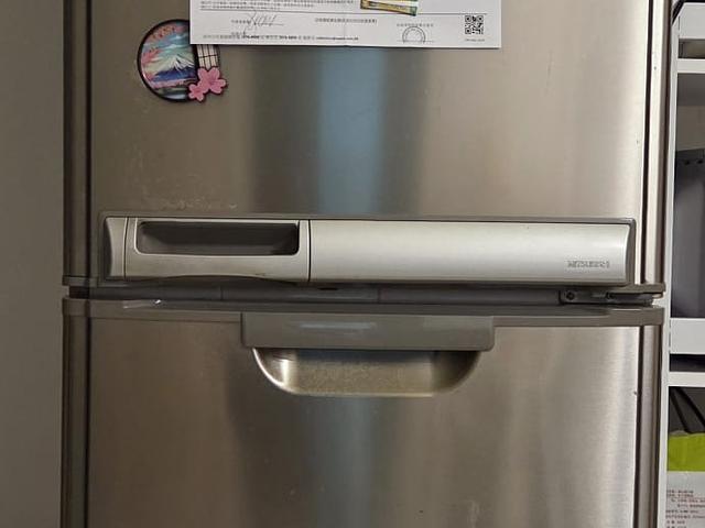 Refrigerator with ice maker