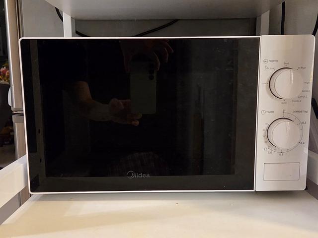 Refrigerator with ice maker