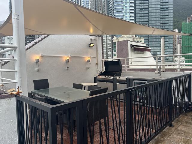 Spacious 1 Bedroom Apartment With Rooftop.