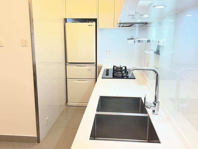 Spacious 1 Bedroom Apartment With Rooftop.