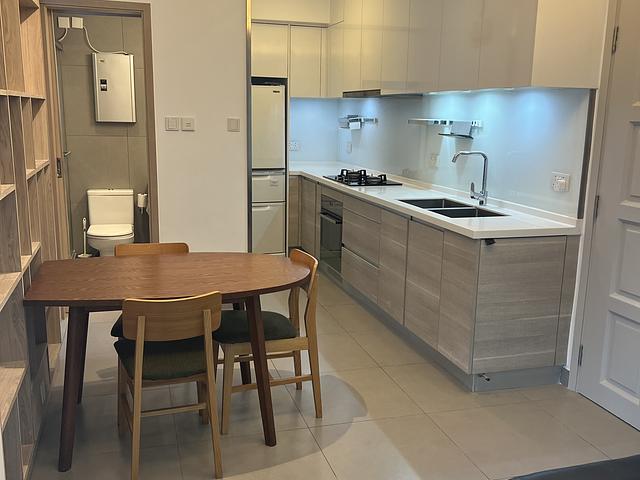 Spacious 1 Bedroom Apartment With Rooftop.