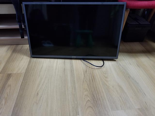 32" Vidgi wallmount TV