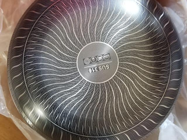 Stainless steel wok with lid