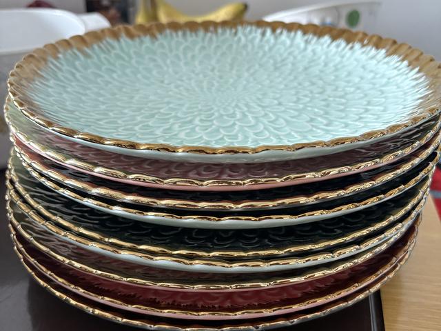 Porcelain plates  
