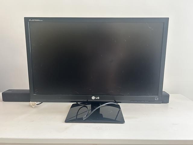 LG 24” monitor + EIPLN E90D gaming keyboard +mouse