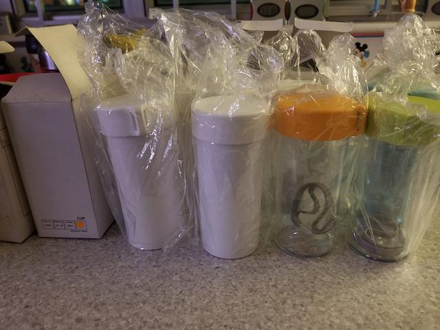 Plastic mugs with lids