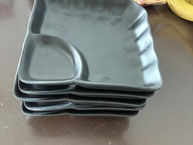 black melamine plates 